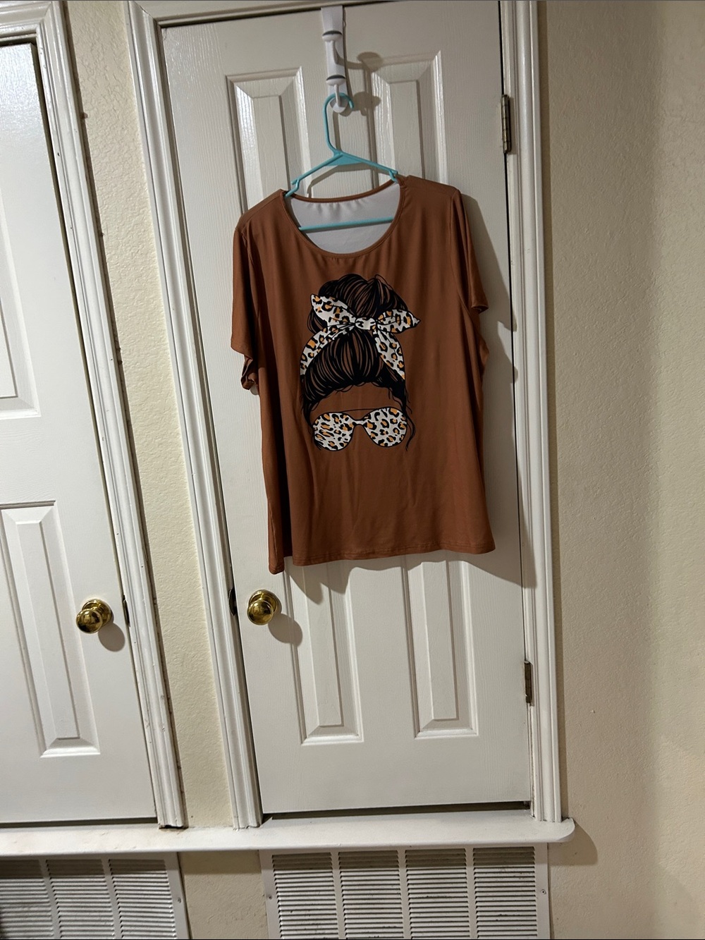 SHEIN Brown Short Sleeve Tee with Leopard Messy Bun Graphic